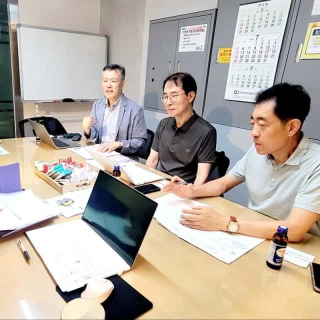 자료를 펼쳐놓고 노트북으로 진행하는 현장 컨설팅 회의